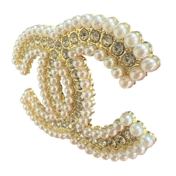 Chanel Gold Crystal CC Pearl Trimmed Brooch Winter Act II 2023 (CCXX023) - Picture 2 of 4
